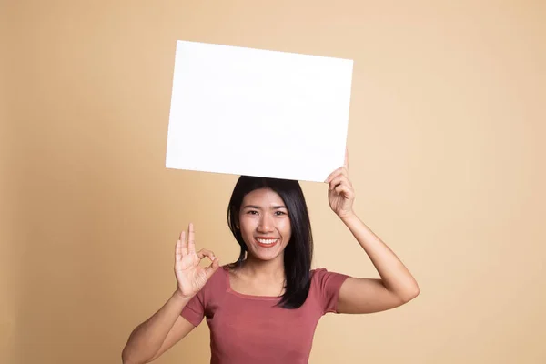 年轻的亚洲女人与白色空白标志显示 Ok. — 图库照片