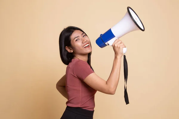 Mooie jonge Aziatische vrouw kondigen met megafoon. — Stockfoto