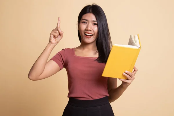 Junge asiatische Frau mit einem Buch haben eine Idee. — Stockfoto