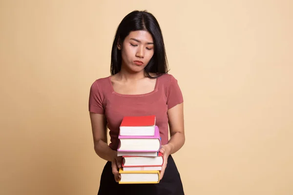 Unglückliche junge asiatische Frau studiert mit May-Büchern. — Stockfoto