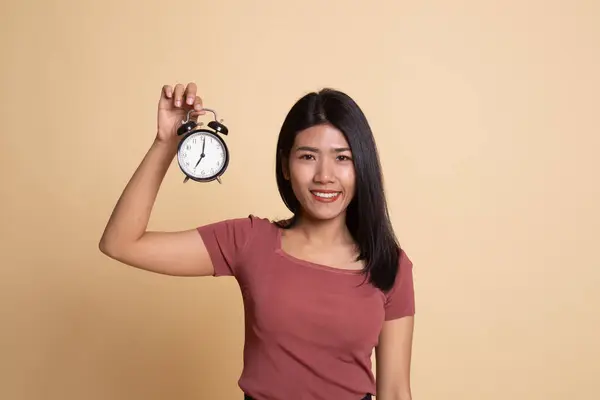 Mladá asijská žena s hodinami. — Stock fotografie