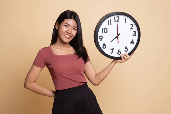 Jeune femme asiatique avec une horloge. — Photo