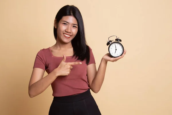 Jovem mulher asiática apontar para um relógio . — Fotografia de Stock