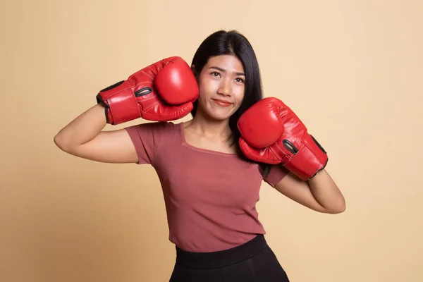 Joven mujer asiática con guantes de boxeo rojos . —  Fotos de Stock