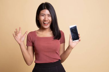 Cep telefonlu genç Asyalı kadın..