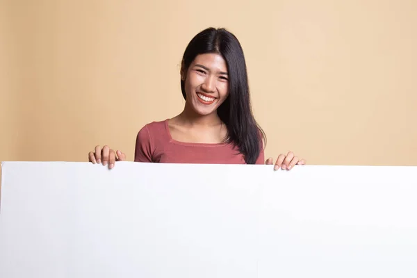 Joven mujer asiática con signo en blanco . —  Fotos de Stock