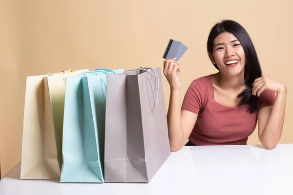 Mujer asiática joven con bolsa de compras y tarjeta en blanco . —  Fotos de Stock