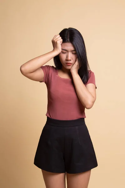 Jovem mulher asiática ficou doente e dor de cabeça . — Fotografia de Stock