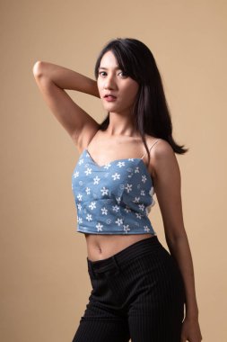 Asyalı güzel bir kadının portresi.