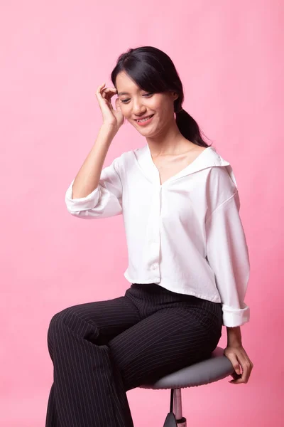 Bella giovane donna asiatica sedersi sulla sedia — Foto Stock