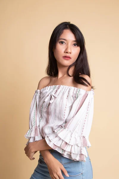 Ritratto di bella giovane donna asiatica — Foto Stock