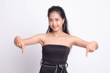 Güzel genç Asyalı kadın noktası boş yer aşağı.