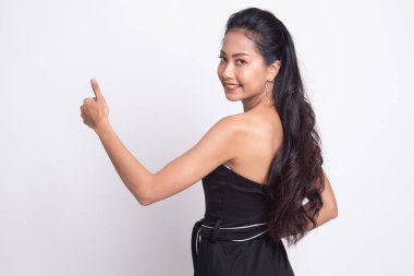 Genç Asyalı kadın sıra arka başparmak yukarıya.