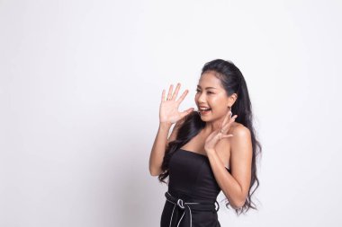 Genç Asyalı kadın şaşırır ve beyaz arka plan üzerinde gülümse