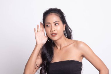 Uykulu genç Asyalı kadın beyaz arka plan üzerinde esnemek