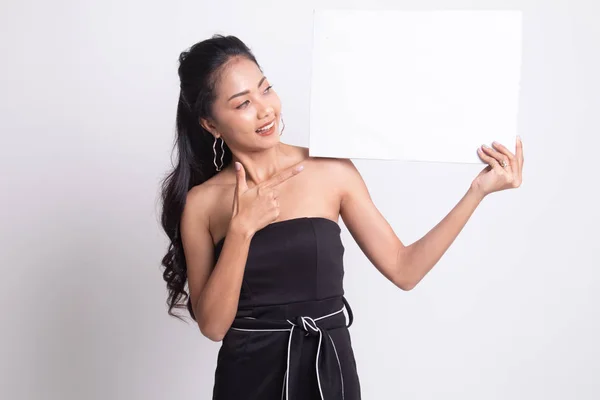 Giovane donna asiatica punto a segno vuoto . — Foto Stock