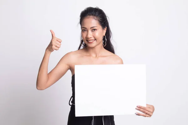 Jonge Aziatische vrouw opdagen duimen met witte leeg bord. — Stockfoto