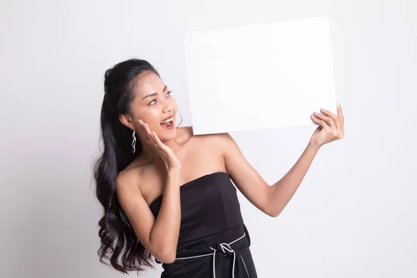 Jovem mulher asiática surpresa com sinal em branco . — Fotografia de Stock