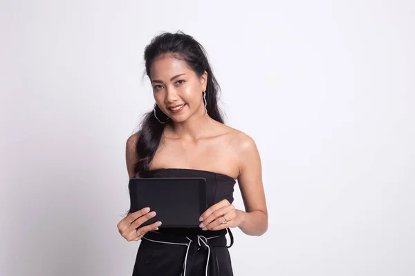 コンピューターのタブレットを持つ若いアジア女性. — ストック写真