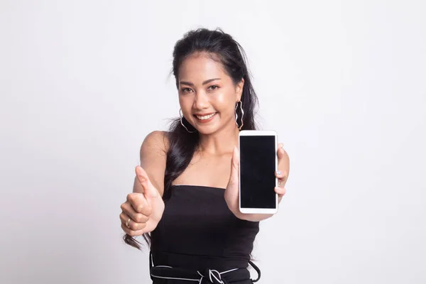 Jeune asiatique femme montrer pouce vers le haut avec téléphone mobile . — Photo