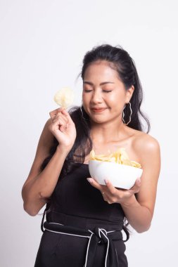Genç Asyalı kadın yemek patates cipsi.
