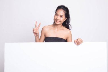 Genç Asyalı kadın göstermek boş işareti ile zafer işareti.