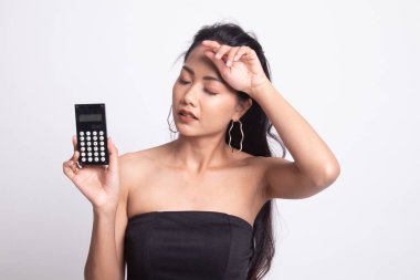 Asyalı kadın hesap makinesi ile ağrıyor.