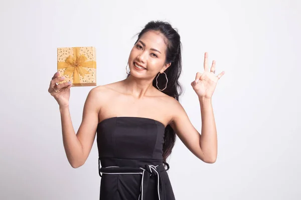 Mladá asijská žena Ukázat Ok Dárkový box. — Stock fotografie