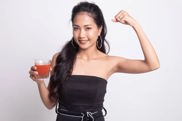 Mulher asiática saudável forte com suco de tomate . — Fotografia de Stock