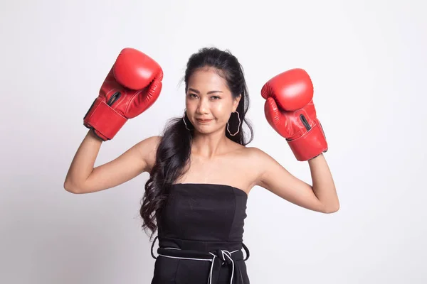 Joven mujer asiática con guantes de boxeo rojos . —  Fotos de Stock