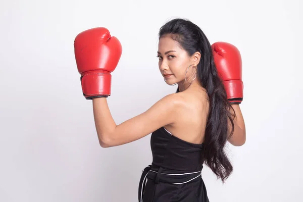 Mladá asijská žena s červeným Boxerské rukavice. — Stock fotografie