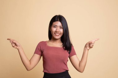 Genç Asyalı kadın noktasına sol ve sağ.