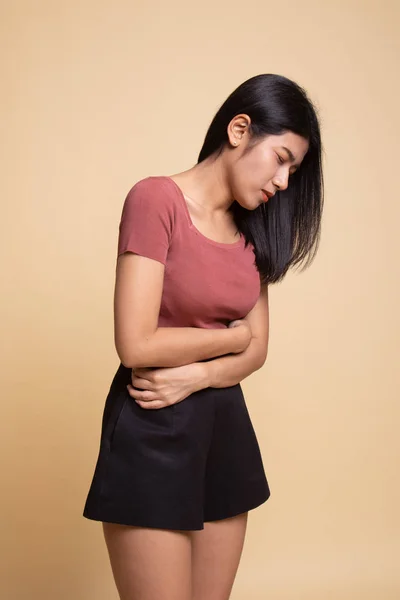 Mladá asijská žena má bolesti břicha. — Stock fotografie
