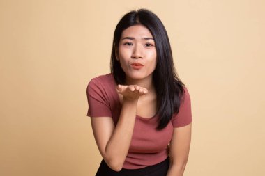 Güzel genç Asyalı kadın bir öpücük darbe.