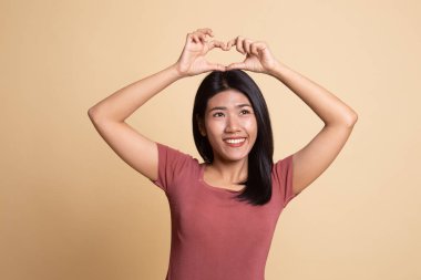 Genç Asyalı kadın kalp el işareti el hareketi.