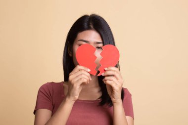 Güzel genç Asyalı kadın ile kırık kalp.