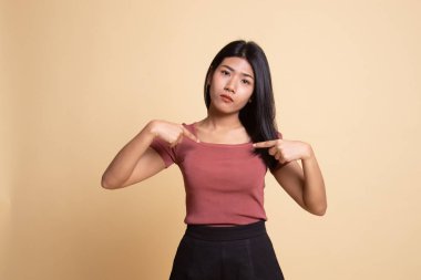 Genç Asyalı kadın kendini noktada sormak neden bana.