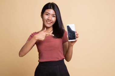 Cep telefonu noktasına genç Asyalı kadın.