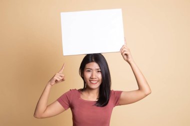 Boş işaret noktasına genç Asyalı kadın.