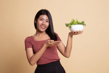 Salata sağlıklı Asyalı kadın.