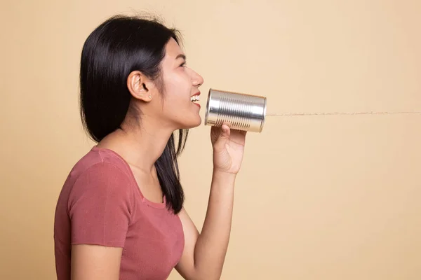 Jeune femme asiatique avec étain peut téléphone . — Photo