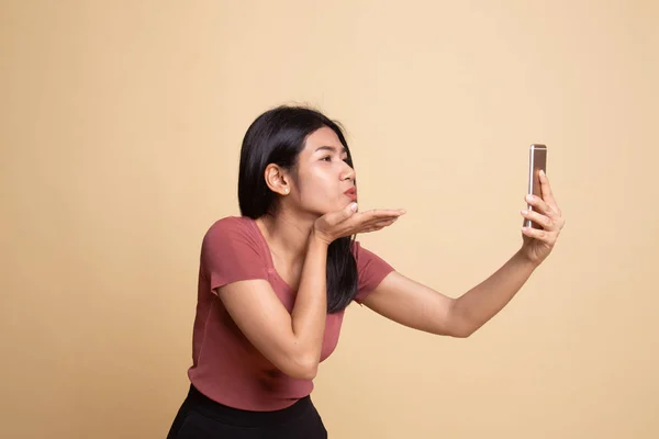 Jeune femme asiatique avec téléphone mobile. — Photo