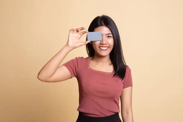 Giovane donna asiatica con carta bianca sopra il suo occhio . — Foto Stock