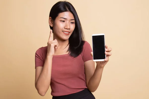 Jeune femme asiatique avec téléphone mobile. — Photo