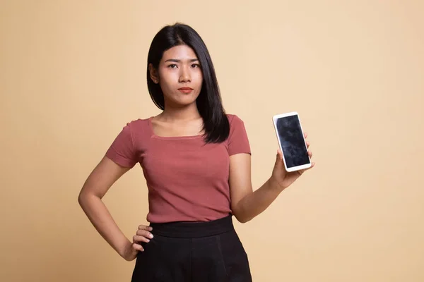 Jeune femme asiatique avec téléphone mobile. — Photo