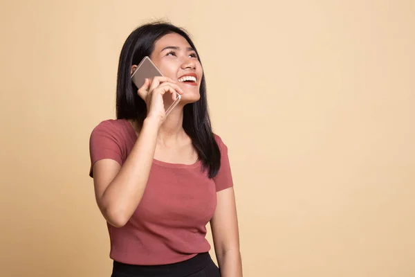 Jeune femme asiatique parler avec téléphone mobile . — Photo