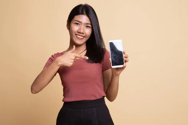 Jovem mulher asiática apontar para o telefone móvel . — Fotografia de Stock
