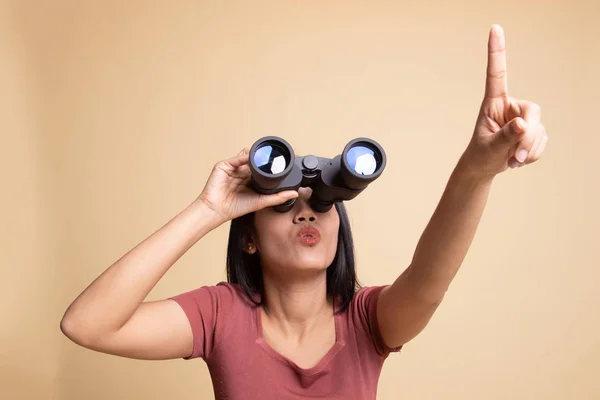 Giovane donna asiatica punto e guardare con binocolo . — Foto Stock