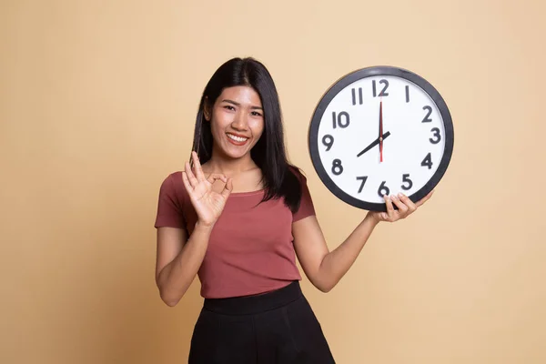 젊은 아시아 여성 시계와 확인 표시. — 스톡 사진