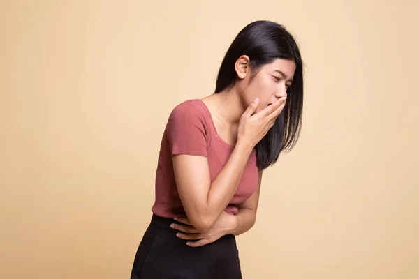 Joven mujer asiática tiene dolor de estómago a punto de vomitar . —  Fotos de Stock